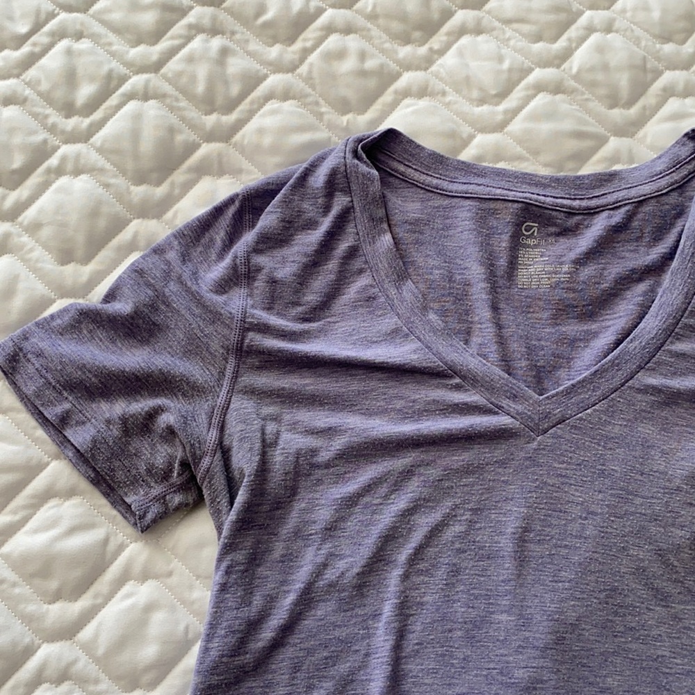 Gap fit stretchy heather purple v-neck